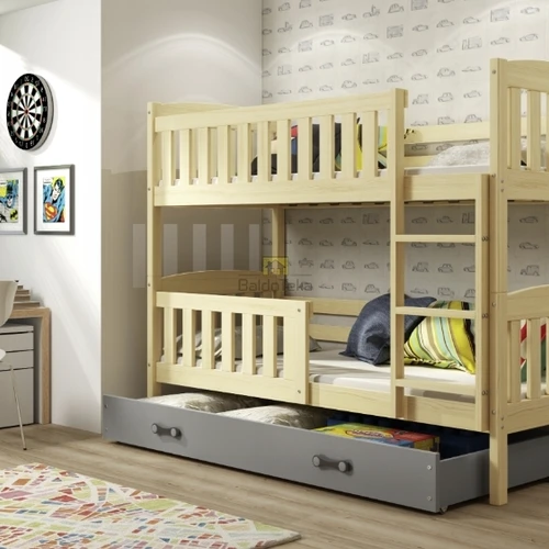 Natūralios pušies mediena vaikiškoje lovoje su apsaugine tvorele