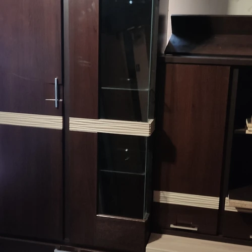 Moderni sekcija su erdviu laikikliu ir minkštais pagalvėmis