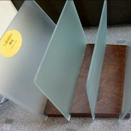 Stilingi baldai su mediniu pagrindu ir matinio stiklo detalėmis