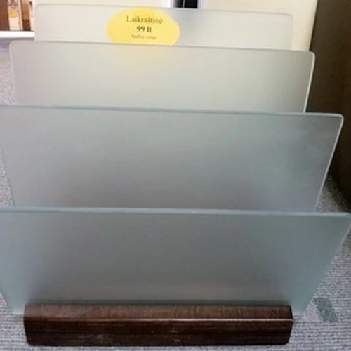 Modernūs baldai su medžio ir matinio stiklo deriniu