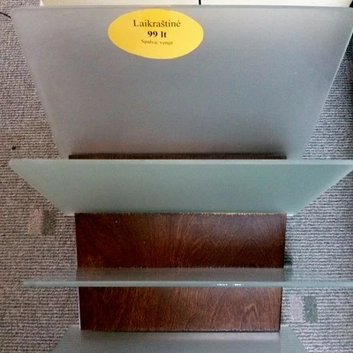 Medinės konstrukcijos ir matinio stiklo pertvaros baldai