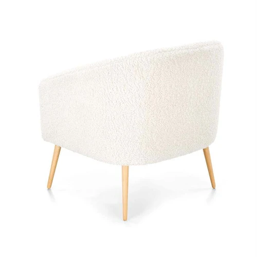 Kompaktiška sofa su kreminiais apmušalais ir natūraliomis kojomis