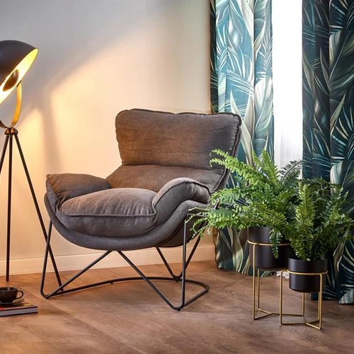 Minkšta sofos lova su miltelinio plieno kojomis ir tamsiai pilkais apmušalais