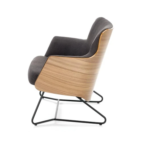 Minimalistinė sofos lova su tamsiais ir šiltais atspalviais