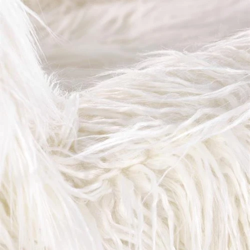 Ergonominė sofos lova su kreminiais apmušalais ir juodomis kojomis