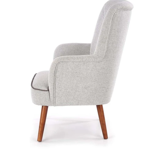 Šiuolaikinė sofos lova su šviesiai pilku apmušalu ir natūraliomis kojomis