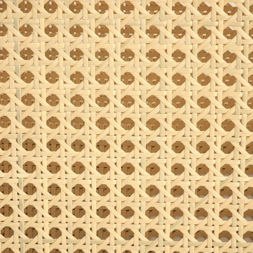 Stilinga juoda sofė su rotangų detalėmis ir patvaria medžiaga