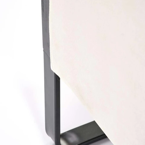 Šiuolaikinė sofė natūraliomis spalvomis ir sintetiniu rotangu