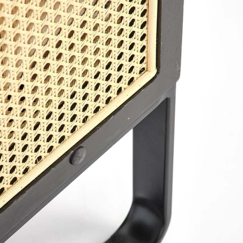 Plačioji šviesiai smėlio spalvos sofė su miltelinio plieno karkasu