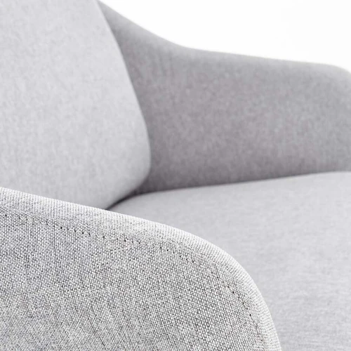 Ergonominė sofos lova su šviesiai pilku audiniu ir juodu plienu