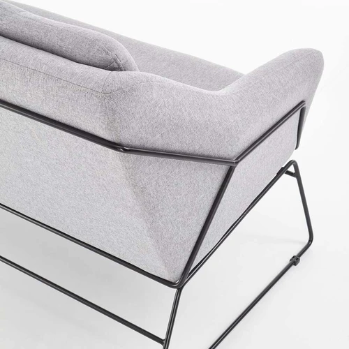 Sofos lova su minkštu šviesiai pilku audiniu ir tvirtu plieniniu karkasu