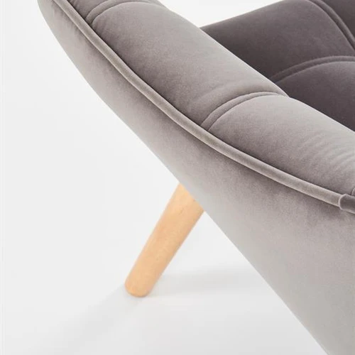 Ergonominė pilka sofa su natūraliomis medžio kojomis