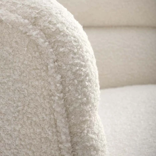 Tvirtas plieninis karkasas ir minkšta kreminė sofa