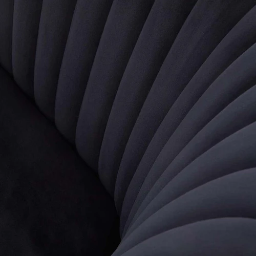 Patogi juoda kėdė su aukso spalvos detalėmis