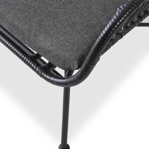 Juodos ir pilkos spalvos kėdės su sintetiniu rotangu