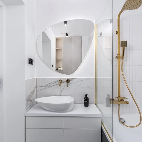 Netaisyklingos formos veidrodis su foniniu šviesos efektu