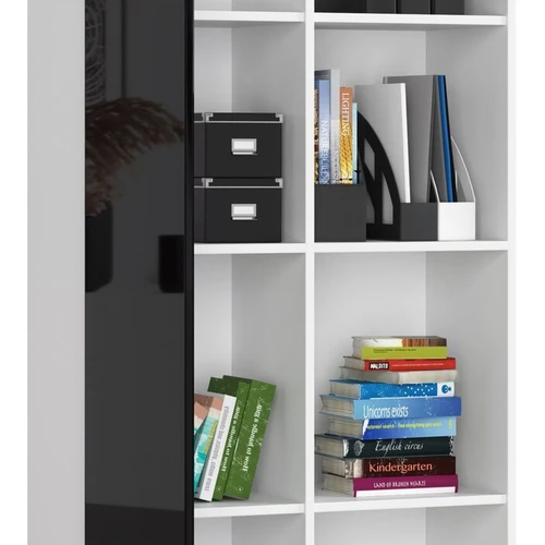 Juodos ir baltos spalvos knygų spinta su blizgiu priekiu