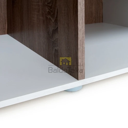 Moderni spinta balta su ąžuolo akcentais