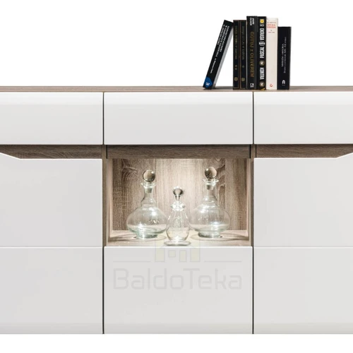 Moderni spinta triufelinio ąžuolo ir baltos blizgios kombinacija