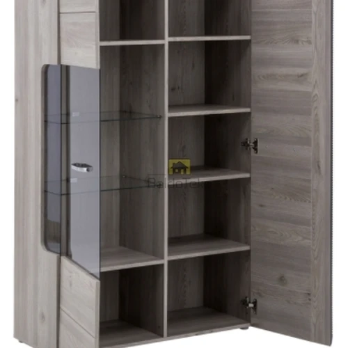 Moderni spinta su chromuotomis rankenėlėmis ir pasirenkamu apšvietimu