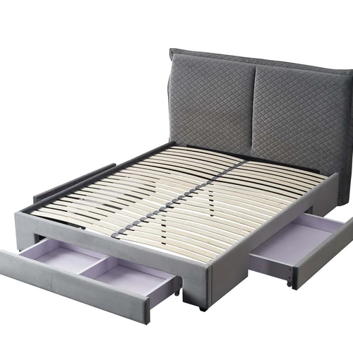 Medžio masyvo lova su šviesiai pilku aksominiu audiniu