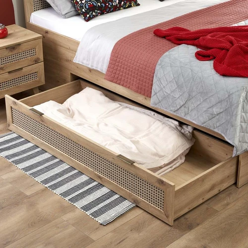 Tvarkinga juoda lova su moderniu dizainu