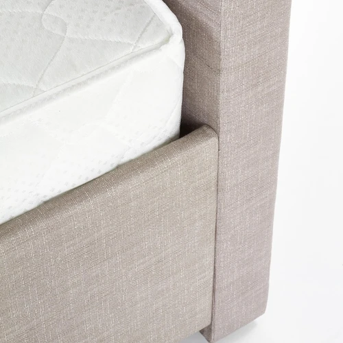 Medžio masyvo lova su riešutų atspalviu