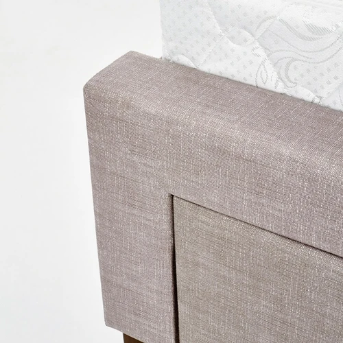 Šiuolaikinė lova su natūraliomis medžiagomis