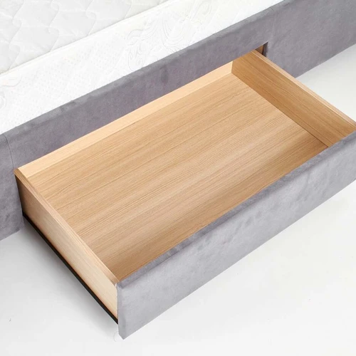 Patogi lova su stalčiais – tamsiai žalia audinio ir riešutmedžio apdaila