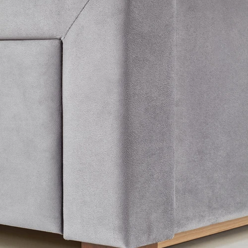 Stilinga lova su stalčiais – tamsiai žalia audinio ir medžio masyvo derinys