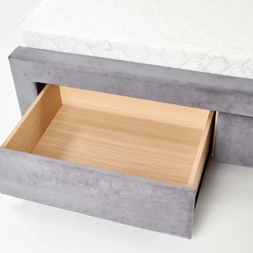 Moderni lova su stalčiais – tamsiai žalia ir natūrali mediena