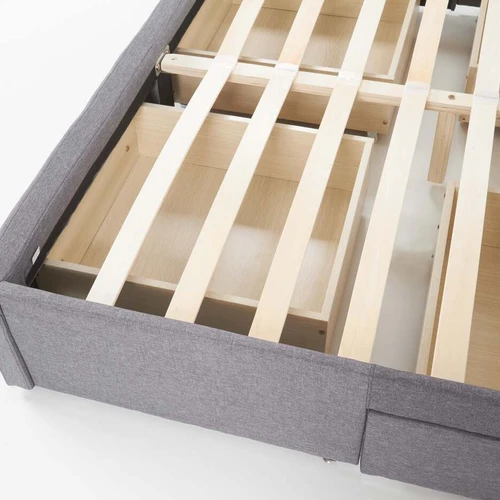 Stilinga juoda lova su pilku audiniu – tobulas derinys šiuolaikiniuose interjeruose