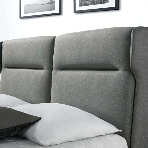 Ergonominė sofos lova su minkštu pilku audiniu ir riešutinės medienos apvadais