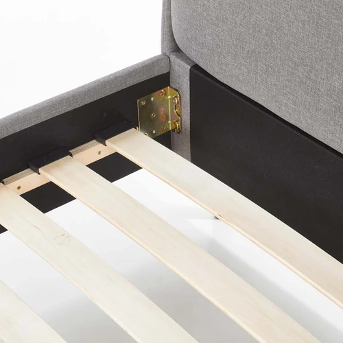 Sofos lova su minkštais pagalvėmis ir tvirtu riešutmedžio karkasu