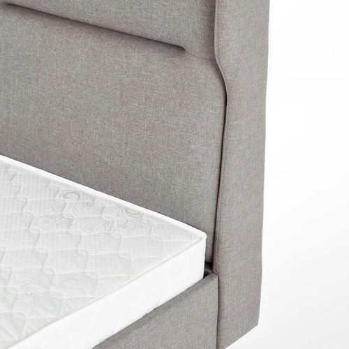 Moderni sofos lova pilkame audinyje su riešutmedžio masyvo karkasu