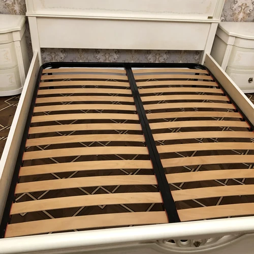 Elegantiška Donatella lova su grotelėmis – 480 €