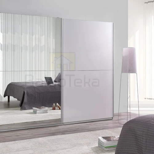 Moderni blizgi spinta su veidrodžiu