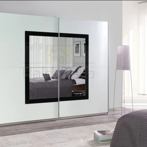 Moderni baltos ir juodos spintos kombinacija