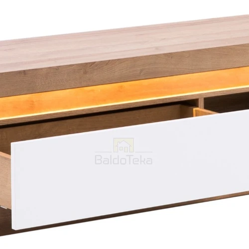 Moderni spinta su tyliu uždarymu ir išoriniu apšvietimu