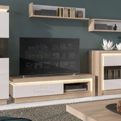 Plati spinta su šviesaus ąžuolo ir baltos spalvos kombinacija