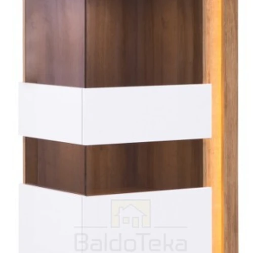 Plati spinta su vidaus apšvietimu ir šviesaus ąžuolo fasada