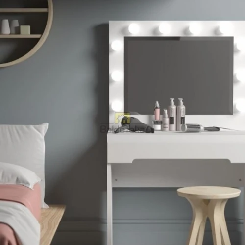 Kompaktiška baltos spalvos spinta su moderniu dizainu