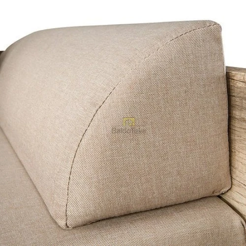 Plati kanapa su minkštu čiužiniu ir elegantišku ąžuolo atspalviu