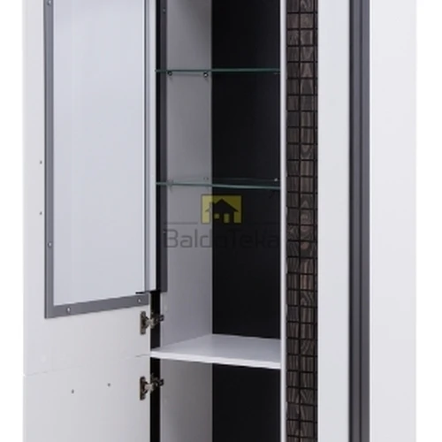 Stilinga spinta su blizgiais fasadais ir vidiniu apšvietimu