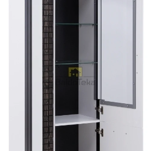 Stilinga spinta su blizgiais fasadais ir vidiniu apšvietimu