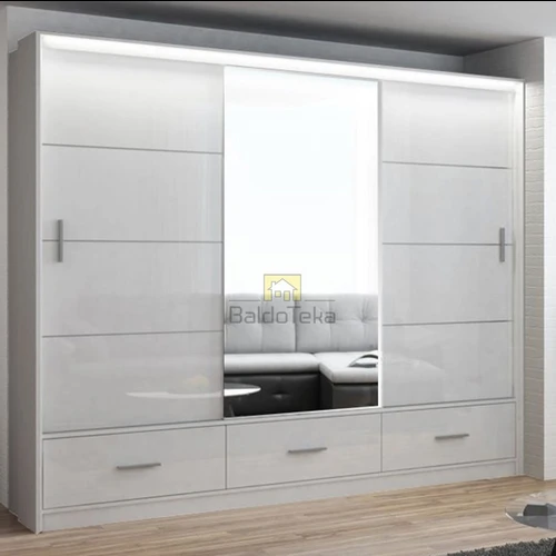 Plati spinta su matiniu korpusu ir veidrodžiu