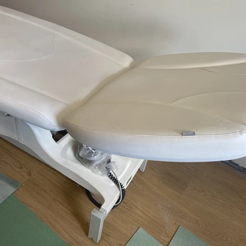 Masažinis stalas su elektros valdymu ir fiksuotais ratukais