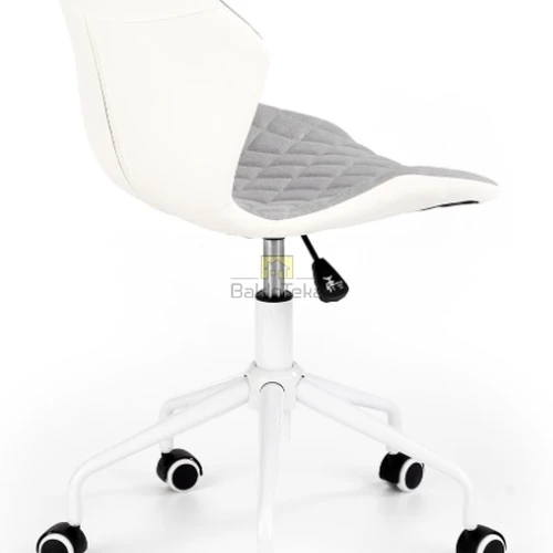 Minkšta pilkos ir baltos spalvos kėdė su ekologiška medžiaga