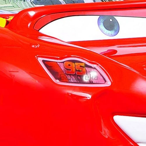 Stilinga raudona lova su šviečiančiomis lempomis