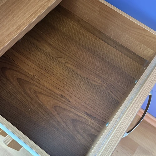 Aukštos kokybės mediniai baldai su spintomis ir stalais